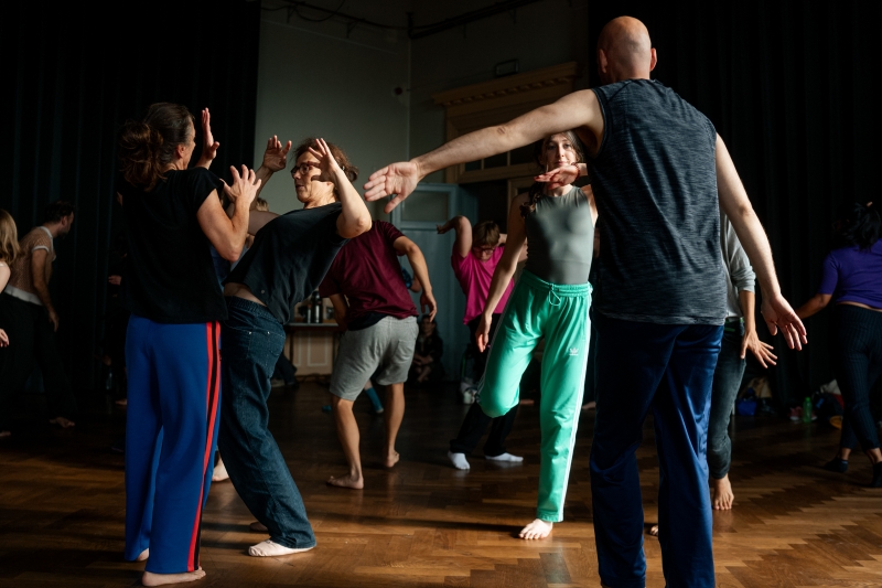 Foto van een groep dansende mensen, beeld van deze Open Dance Jam